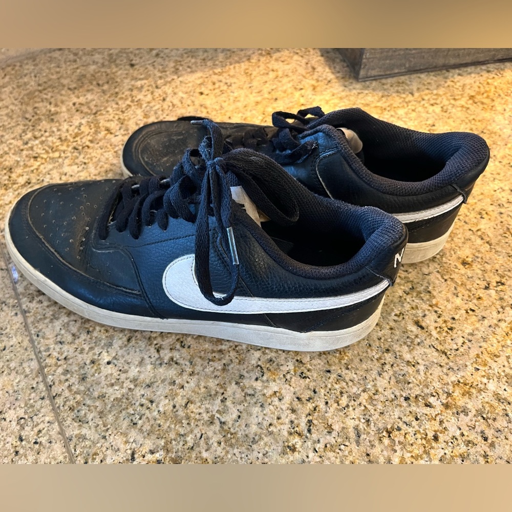 Nike men’s size 9 Court Vision Lo sneaker
